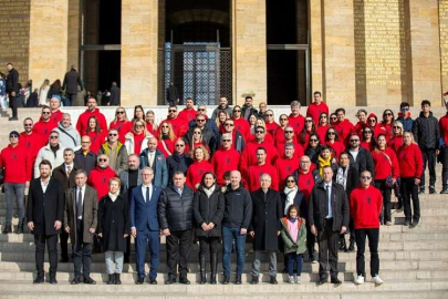 Hentbol ailesi, THF'nin 48. yılında Anıtkabir'i ziyaret etti