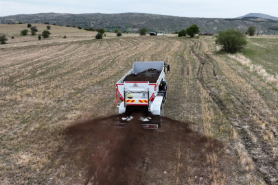 Konya'da kamyon üstü gübre dağıtımı