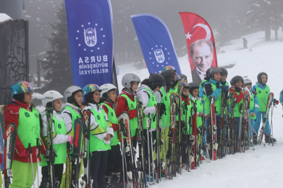 Uludağ’da öğrencilerin kayak heyecanı